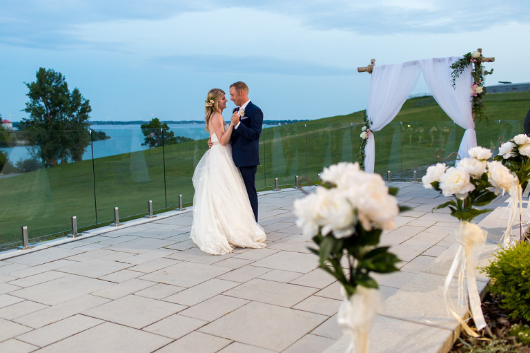 Discovery-centre-wedding-fort-henry-ygk-kingston-candid-photojournalism-rob-whelan-photographer-1