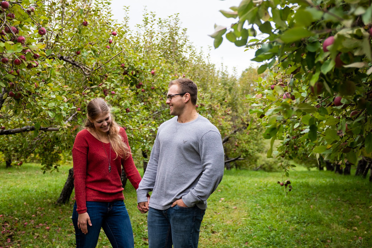 waddell_orchard_engagement_fall_autumn_laughter_fun_kingston_wedding_photographer_rob_whelan-1