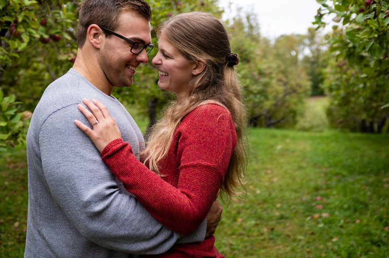 waddell_orchard_engagement_fall_autumn_laughter_fun_kingston_wedding_photographer_rob_whelan-1