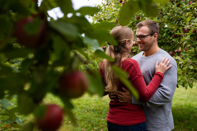 waddell_orchard_engagement_fall_autumn_laughter_fun_kingston_wedding_photographer_rob_whelan-1