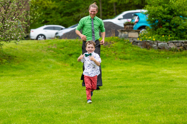 Rainy_countryside_wedding_ygk_backyard_tent_kingston_photographer_rob_whelan-1