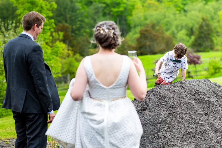 Rainy_countryside_wedding_ygk_backyard_tent_kingston_photographer_rob_whelan-1