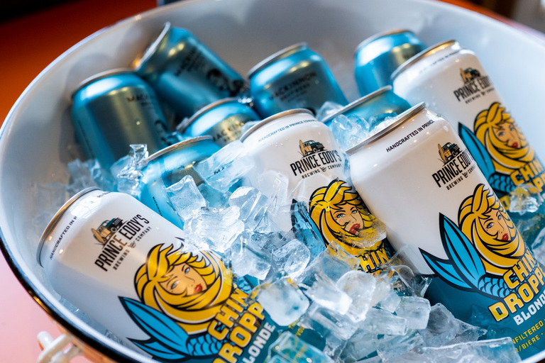 the-eddie-wedding-pec-vintage-vibes-sunset-the-county-candid-ygk-rob-whelan-photo-3