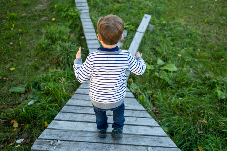 outdoor-family-photos-active-candid-fun-goldenhour-kingston-ygk-mtbk-rob-whelan-photo