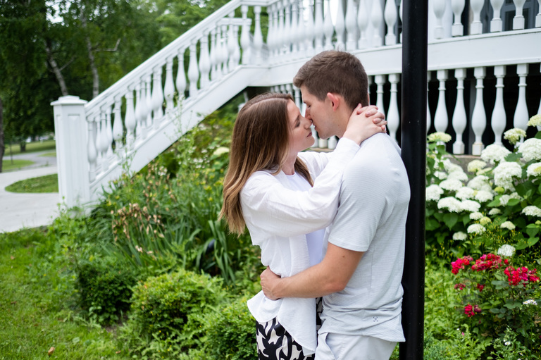 Queen's-University-Campus-Engagement-photos-rob-whelan-photo-ygk-candid-kingston-photographer-1