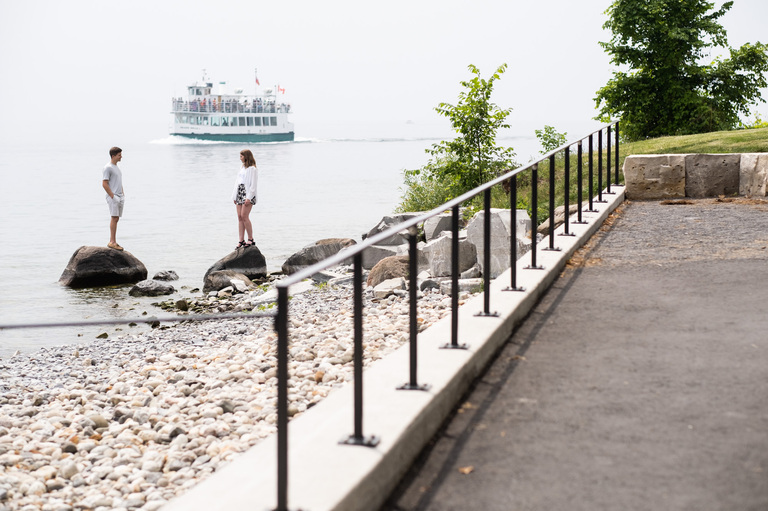 Queen's-University-Campus-Engagement-photos-rob-whelan-photo-ygk-candid-kingston-photographer-1