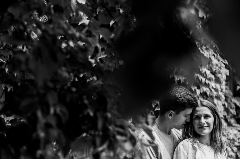 Queen's-University-Campus-Engagement-photos-rob-whelan-photo-ygk-candid-kingston-photographer-1